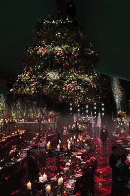 La ambientación, en
rojo y verde, contó con largas mesas con
candelabros de hierro y un enorme árbol de
Navidad como protagonista
