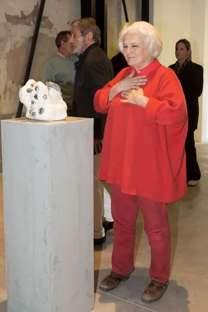 La ambientadora Gloria César, sobrina de Amalita Fortabat, conmovida por los aromas de Mi arte es esperarte, cuatro piezas realizadas con piedras semipreciosas montadas en pedestales de cemento alisado.
