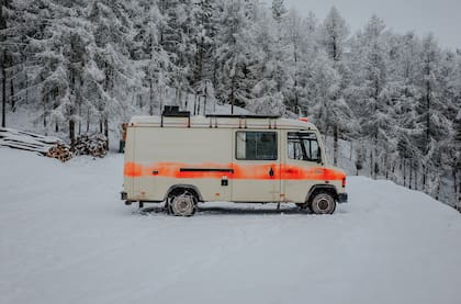 La ambulancia que Luciano y Caroline transformaron en una motorhome.