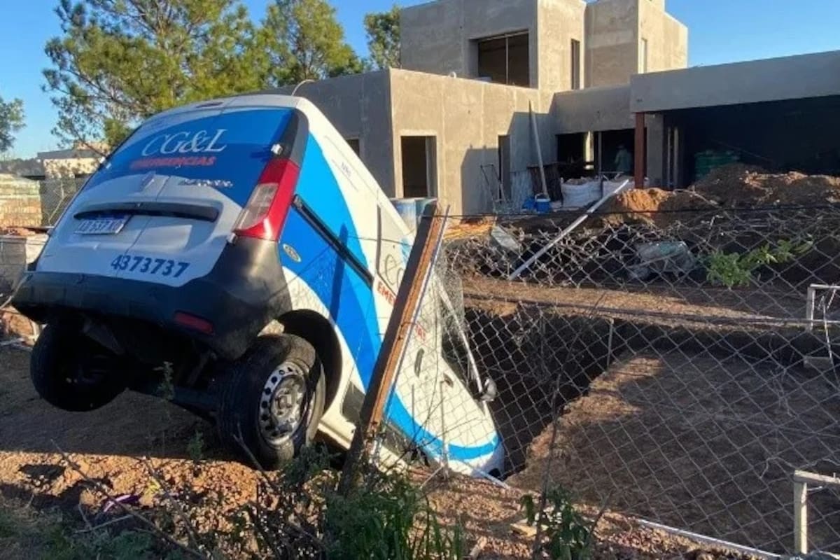 La ambulancia robada cayó en el pozo de una pileta