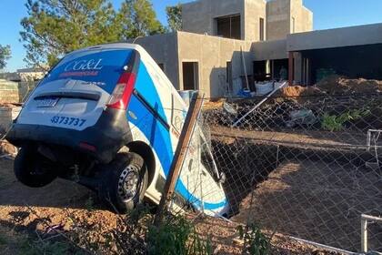 La ambulancia robada cayó en el pozo de una pileta