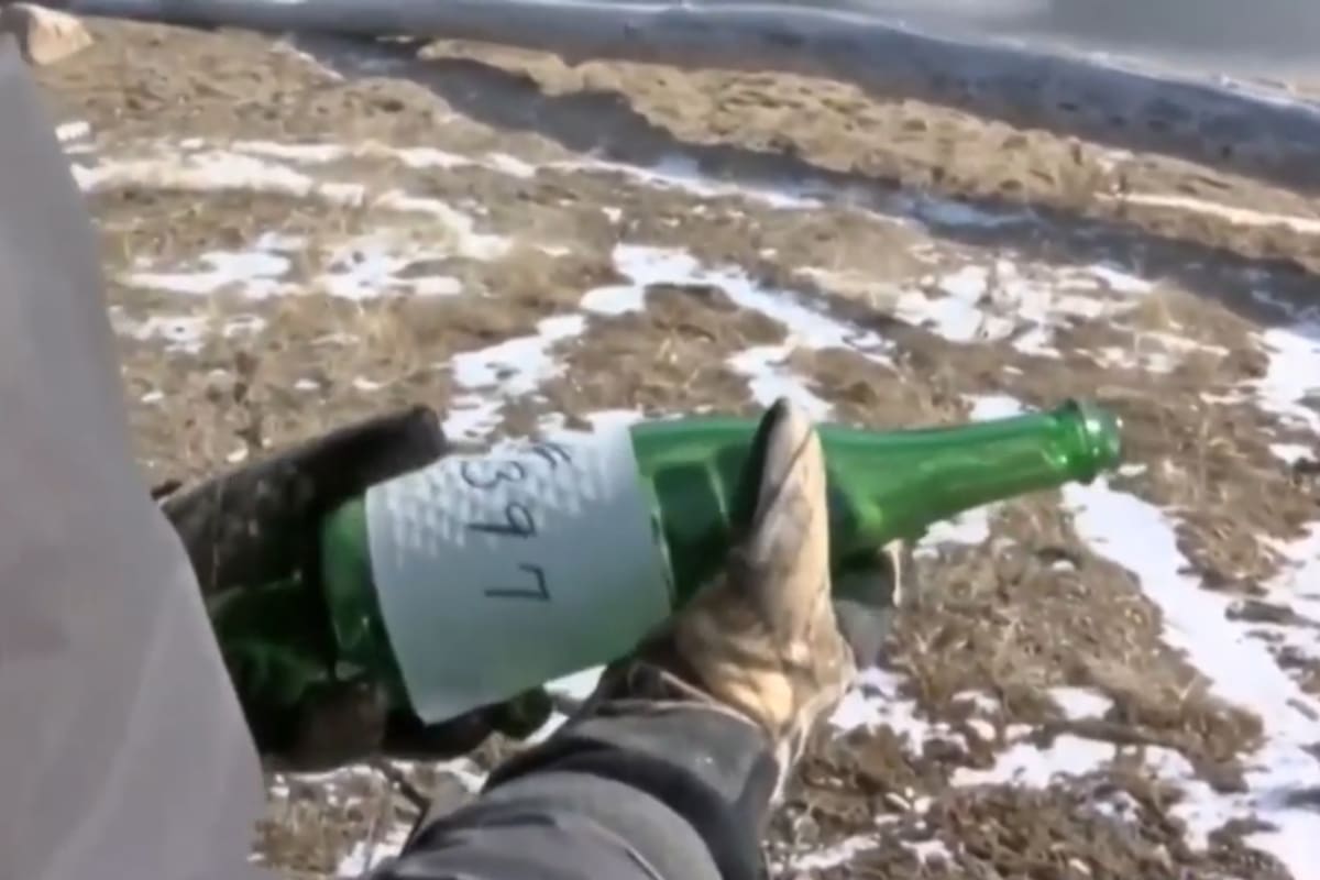 La amenazó con una botella de vidrio rota