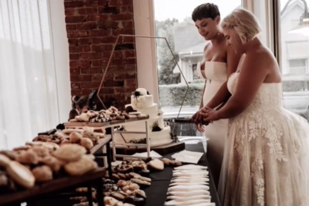 La amiga pensó que se habían olvidado de servir la torta y cometió un error que muy pocos le dejaron pasar