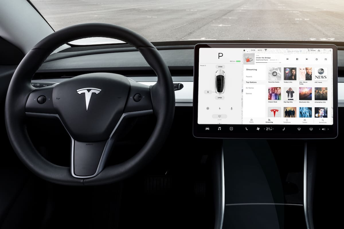 La amplia pantalla táctil de 15 pulgadas del Tesla Model 3 pronto tendrá la posibilidad de reproducir videos de YouTube y Netflix