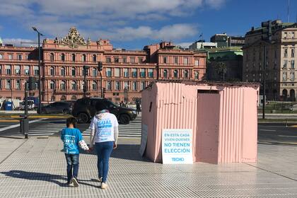 La "casilla rosada", que se instaló en el Paseo del Bajo, justo atrás de la Casa Rosada, simboliza la realidad de miles de familias en los barrios populares de nuestro país