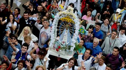 La "imagen cabecera" de la Virgen María salió pasado el mediodía del Santuario de San Cayetano en Liniers