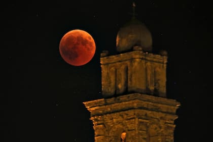 La "Luna Roja" se observa al lado de la iglesia de Venzolasca en Francia