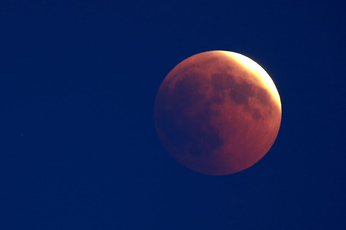 La "Luna Roja" sobre el pueblo Castellare-di-Casinca en Francia