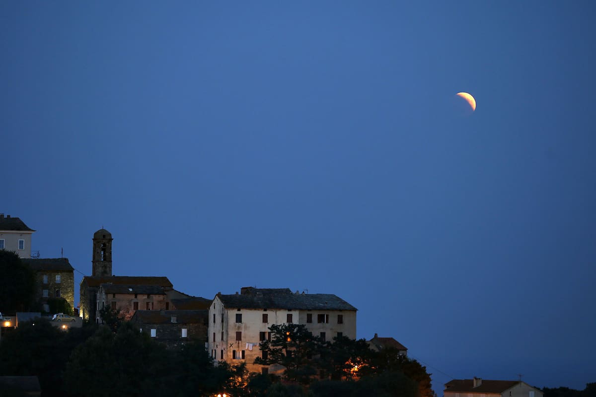 La "Luna Roja" sobre el pueblo Castellare-di-Casinca en Francia