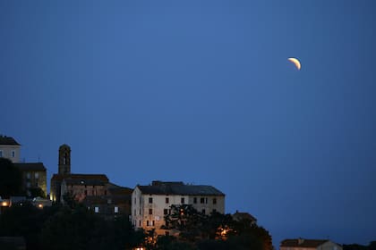 El eclipse sobre el pueblo Castellare-di-Casinca en Francia