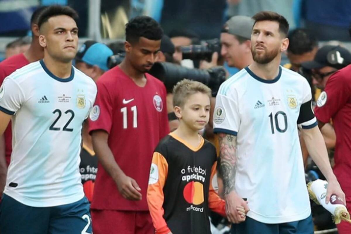 La "mascota" Tomás Chávez, oriundo de Posadas, de la mano de Lionel Messi antes del partido con Qatar del último domingo; a su lado, Lautaro Martínez
