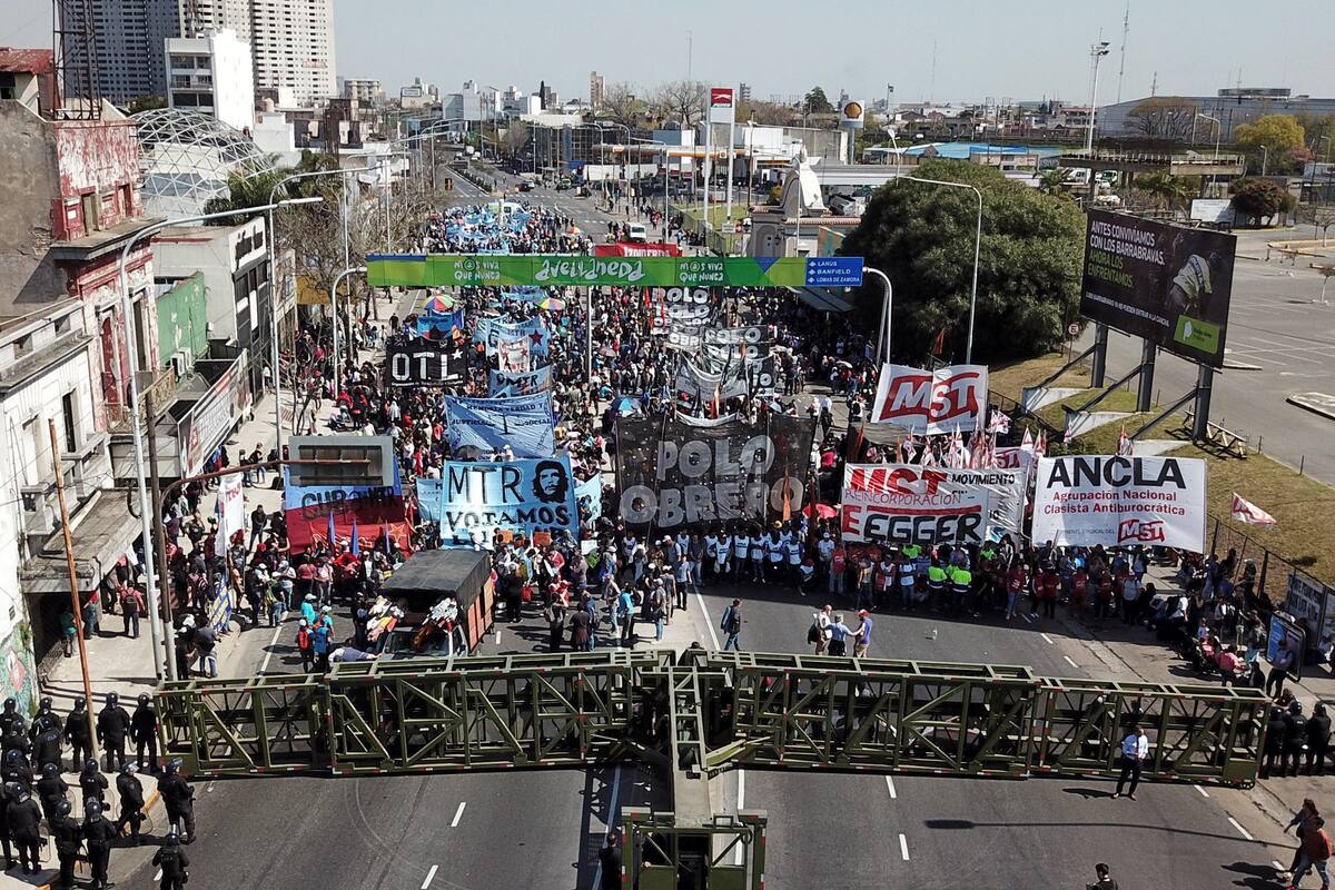 La "supervalla" de Gendarmería fue desplegada sobre la avenida Pavón, en el ingreso a la Capital desde Avellaneda