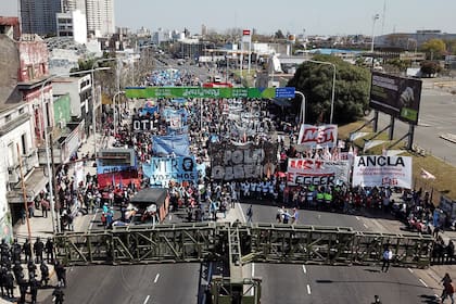 La "supervalla" de Gendarmería fue desplegada sobre la avenida Pavón, en el ingreso a la Capital desde Avellaneda
