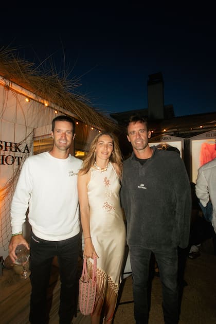 La anfitriona, Anushka Elliot, junto a Nicolás y Facundo Pieres