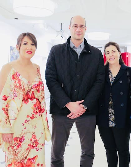 La anfitriona argentina con dos de sus invitados, Pavlos Andreadis (heredero de una compañía naviera familiar) y Alexandra Tsavliris (de la constructora de barcos Tsavliris Maritime Group).