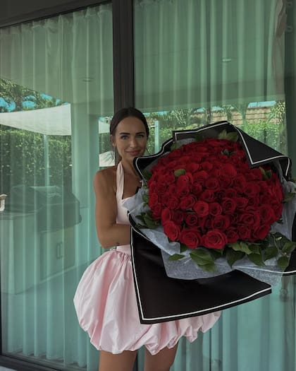 La anfitriona con un espectacular ramo de rosas