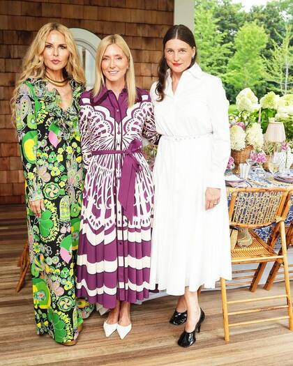 La anfitriona "custodiada" por la estilista de las estrellas Rachel Zoe y la diseñadora de moda Tabitha Simmons.
