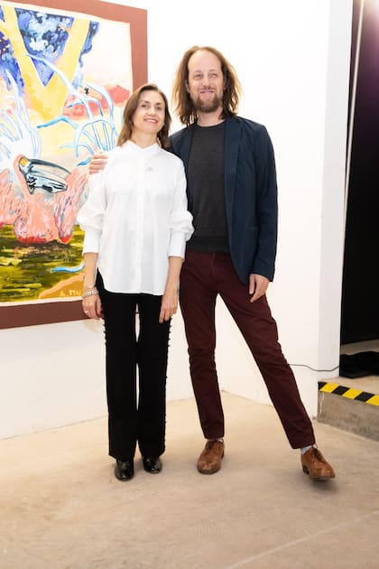 La anfitriona e impulsora de la iniciativa, Abril Bellati, y el artista Alejo Musich. "Me gustaría que me muestres lo que hacés, pero no lo tuyo conocido, alguno de tus proyectos laterales", propuso la organizadora a cada artista