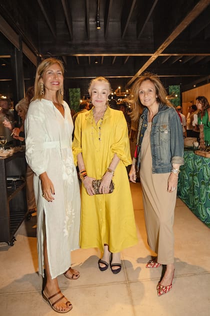 La anfitriona, Flavia Fernández, con dos invitadas especiales, Laetitia D'Aremberg y Lucía Uriburu.