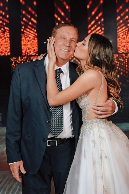 La anfitriona junto a su abuelo, el reconocido productor de televisión Enrique Estevanez.