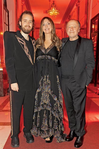 La anfitriona, que lució un modelo de Etro confeccionado en gasa de seda labrada, junto a su marido y su hijo Theo
