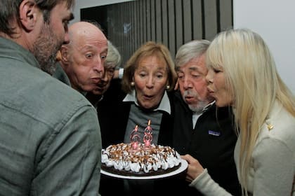 La anfitriona sopla las velitas junto a su familia. De izquierda a derecha: Eduardo Blaquier, Marcelo Quintana Serralunga, Pepe Frers, María Laura Quintana Serralunga, Tincho Frers y Delfina.