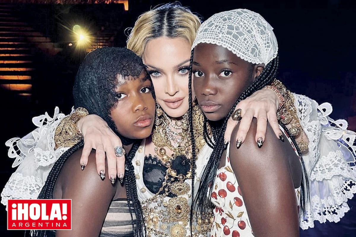 La anfritriona de la noche junto a sus hijas Stella y Estere.