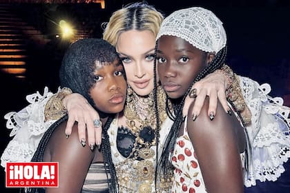 La anfritriona de la noche junto a sus hijas Stella y Estere.