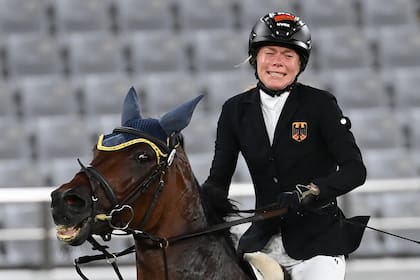 La angustia de Annika Schleu, de Alemania, tras su descalificación. Su caballo se había negado a saltar varias veces y una asistente le pegó.