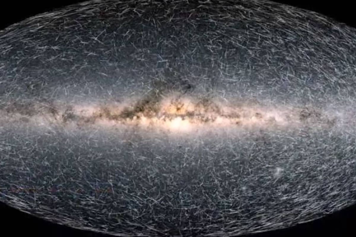 La animación, realizada con los datos brindados por el observatorio espacial Gaia, hace una proyección del recorrido de 40.000 estrellas de nuestra galaxia en medio millón de años, pero resumidos en un minuto