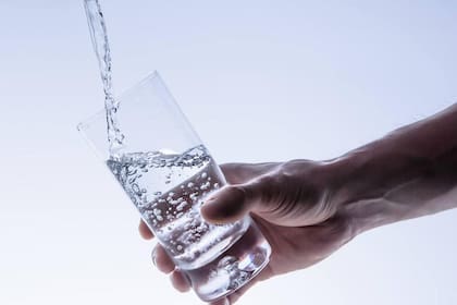 Un grupo de científicos estudió a 5.600 personas de diversas partes del mundo que afirmaban tomar entre uno y diez litros de agua por día