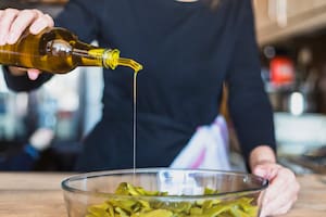 La Anmat prohibió un aceite de oliva, un dentífrico y un desinfectante para piletas por riesgos para la salud