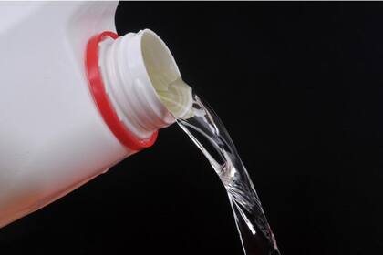 La Anmat restringió la circulación de una marca de lavandina.