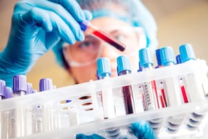La Anmat suspendió actividades en dos laboratorios por incumplimientos en los certificados de Buenas Prácticas