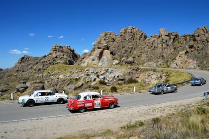 La anomalía de que cuatro coches circulen casi a la par, a raíz de un prime anulado por el incendio de un auto: el Torino 380 de 1967 de Oscar Peñalva y Juan Quiroga, el Borgward Isabella de 1956 de Juan y Carlos Adam, el BMW 2002 de 1971 de los uruguayos Jorge Tomasi y Alberto Aicardi y otro Torino 380 transitan por las bellezas de Nogolí, donde la altura de hasta 2114 metros complicó el andar de varias máquinas.