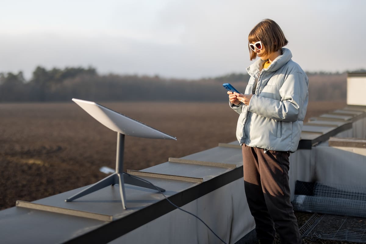 La antena de Starlink se autoconfigura: el kit de instalación tiene todo lo necesario para su puesta en marcha y no requiere de la presencia de un técnico; sí hay que tener cuidado al instalar la antena y buscar un punto lo más libre de obstrucciones posible