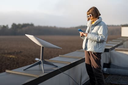 La antena de Starlink se autoconfigura: el kit de instalación tiene todo lo necesario para su puesta en marcha y no requiere de la presencia de un técnico; sí hay que tener cuidado al instalar la antena y buscar un punto lo más libre de obstrucciones posible