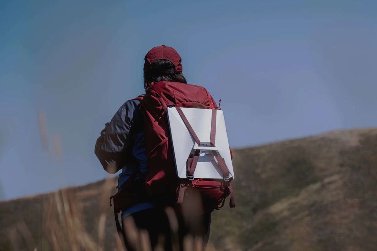 La antena Starlink Mini es liviana y compacta, al punto que se puede llevar en una mochila; está pensada para un uso itinerante