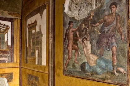 La antigua casa, con sus famosos frescos de 12 escenas mitológicas, ha sido restaurada.