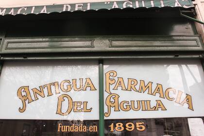 La Antigua Farmacia Del Águila queda en Corrientes al 5.000.