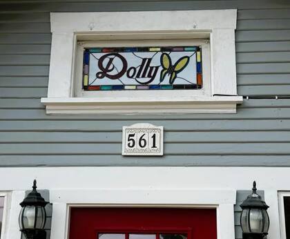 La antigua propiedad de Dolly Parton en Solvang, California, fue puesta nuevamente a la venta por US$1,995 millones