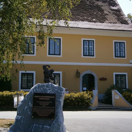 La antigua residencia familiar de Arnold Schwarzenegger, ubicada en Thal, Austria, fue convertida en un museo dedicado a su vida y su trayectoria en el fisicoculturismo, el cine y la política