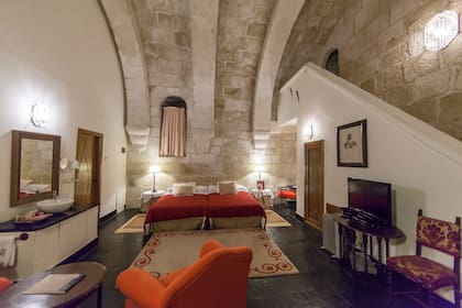 La antigua solidez de la construcción se hace presente en la suite, donde el descanso está asegurado.