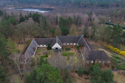 La antigua villa del ministro de propaganda de Adolf Hitler, Joseph Goebbels, en Bogensee, cerca de la localidad de Wandlitz, a unos 40 kilómetros al norte de Berlín. (Patrick Pleul/dpa via AP)
