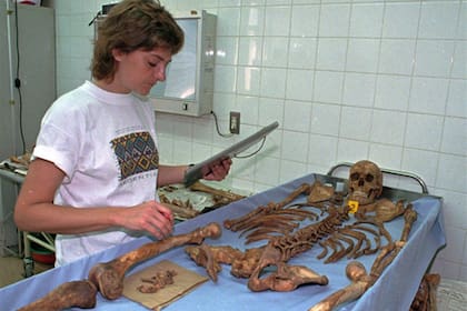La antropóloga argentina Patricia Bernardi analiza la osamenta de Guevara en julio de 1997