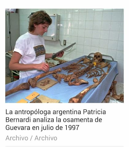 La antropóloga Patricia Bernardi, miembro del EAAF, estudia los restos del Che tras su descubrimiento
