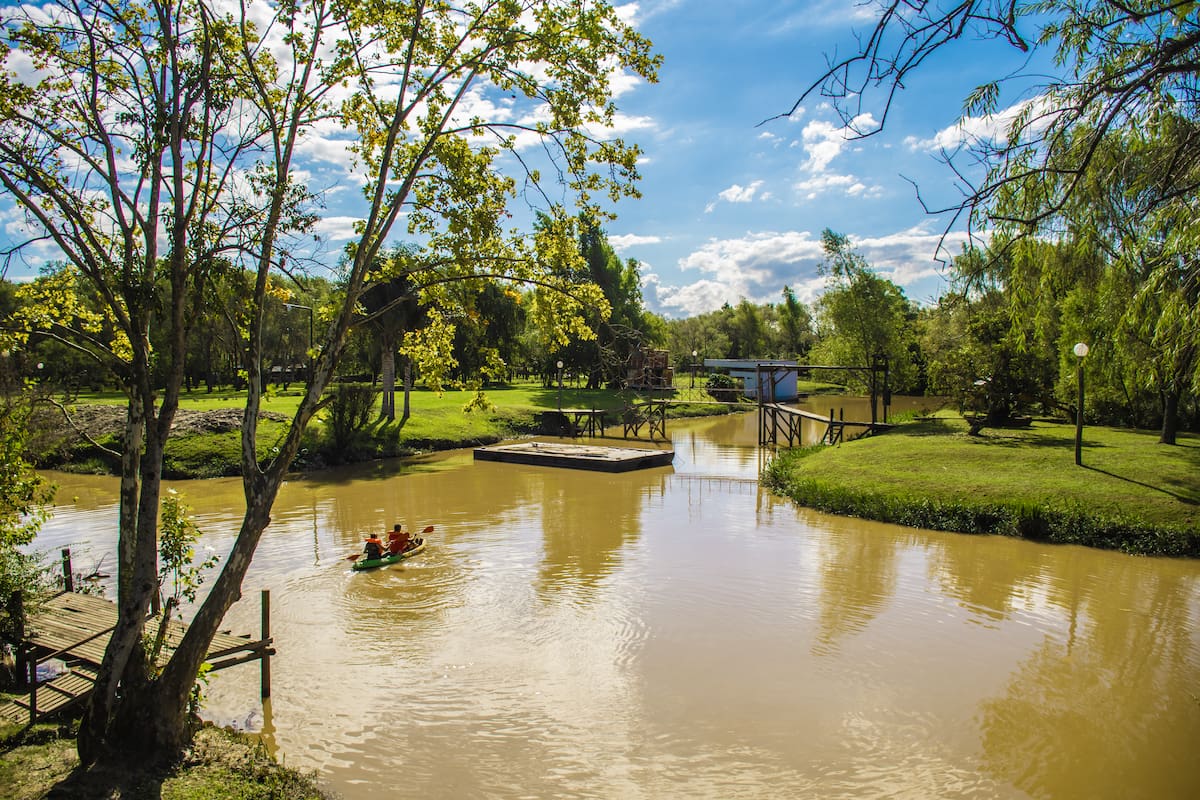 La apacible navegación por el delta del Tigre