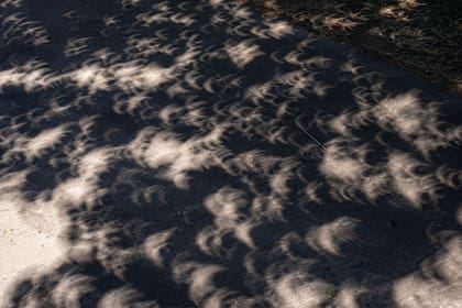 La aparición de las llamadas “lunas en el suelo” ocurren durante los eclipses solares totales