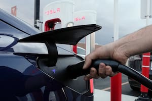 La aparición de Tesla y de China como serios competidores dentro del mercado es reflejo de una revolución sin precedentes en el sector. El giro más evidente es hacia los vehículos eléctricos