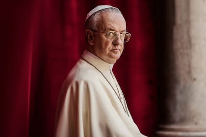 La aparición de un papa Francisco imaginario, interpretado por el español Carlos Hipólito, introduce una dimensión fantástica en la historia